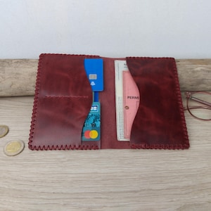 Etui passeport en cuir bordeaux vieilli / étui carte grise / étui papiers de voiture / portefeuille minimaliste en cuir / cuir cousu main.