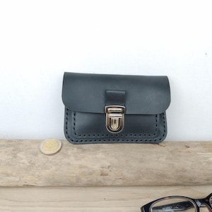 Porte-monnaie homme en cuir noir avec fermoir cartable et poche carte bancaire / cousu main.