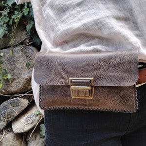 Pochette de ceinture en cuir vert avec fermoir cartable / banane homme en cuir vieilli / cousu main.