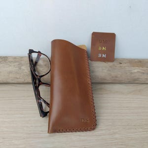 étui à lunettes personnalisé en cuir marron / étui à lunettes de vue avec initiales / cadeau personnalisé / cousu main.
