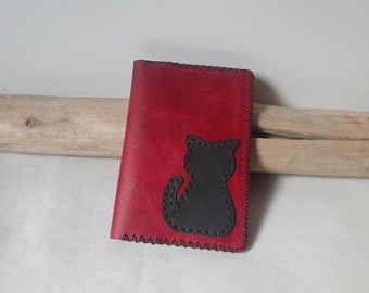 Damen-Passhülle aus rotem und schwarzem Leder mit Kartenetui mit Katze / schwarzer Katze, grauem Kartenetui / handgenähtem Leder.