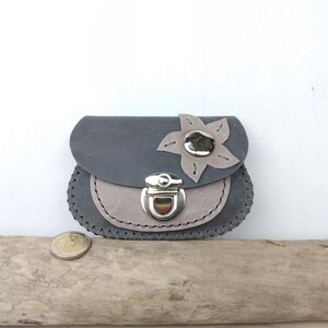 porte-monnaie femme en cuir gris à fleur / portemonnaie artisanal modèle unique cousu main.
