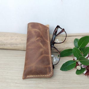 Etui à lunettes homme en cuir souple marron effet vieilli / étui à lunettes minimaliste / pochette pour lunettes / cuir cousu main.