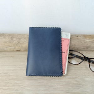 Etui à carte grise en cuir bleu marine / Protège passeport / porte papiers de voiture / Portefeuille minimaliste homme / cuir cousu main
