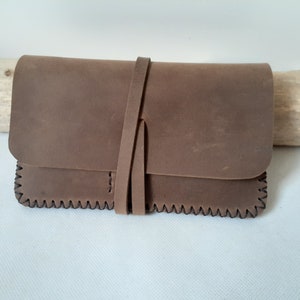 Blague à tabac en cuir marron / Blague minimaliste à lacet / Pochette à tabac artisanale / blague homme / cuir cousu main..