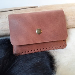 Porte carte en cuir marron cuivré / étui à cartes artisanal / mini porte-monnaie en cuir cousu main.