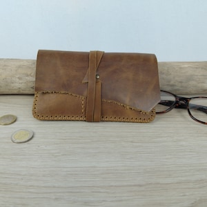 Blague à tabac en cuir marron vieilli / Blague minimaliste à lanière / Pochette à tabac artisanale /étui à tabac cuir cousu main.