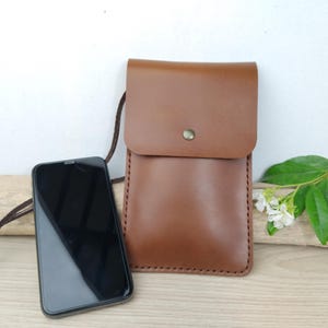 Pochette téléphone à bandoulière, en cuir marron à pression / pochette de cou pour lunettes / sacoche de téléphone cousue main.