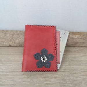 porte passeport femme en cuir rouge et gris à fleur / étui à carte grise femme / cuir cousu main.