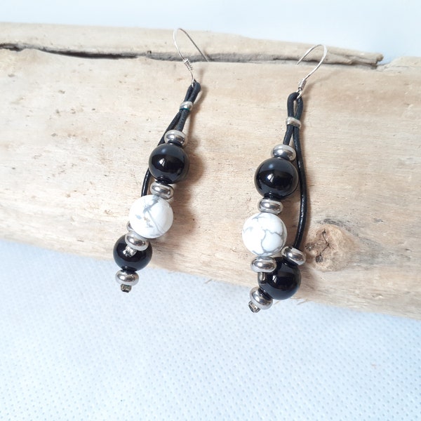 boucles d'oreilles en onyx et howlite, cuir noir et crochet en argent 925 / boucles d'oreilles avec pierres semi-précieuses .