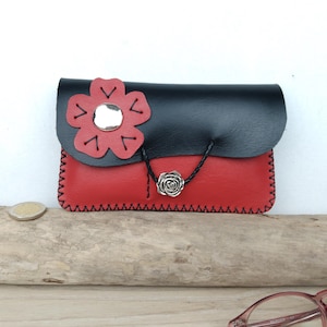 Blague à tabac pour femme, en cuir rouge et noir avec fleur / pochette pour tabac à rouler / pochette à papiers / modèle unique cousu main.