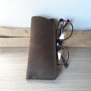 Etui à lunettes souple en cuir brun vieilli / étui à lunettes minimaliste / pochette pour lunettes / cuir cousu main.