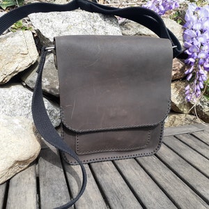 sac en cuir marron pour homme, sac messager homme, sac à bandoulière en cuir cousu main, sacoche artisanale homme, cadeau pour lui.
