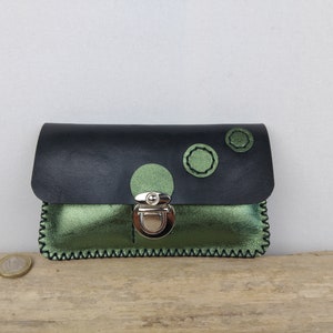 Blague à tabac femme en cuir vert métallisé et noir / pochette pour tabac à rouler femme / blague artisanale cousue main /portefeuille femme