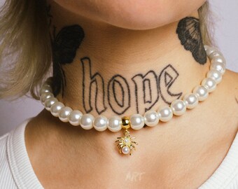 Glass pearl choker with golden spider charm. Alternative accessories, gold tone, hardware jewelry, pearl necklace, industrial, grunge, rave