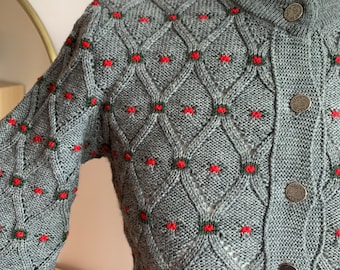 Trachtenstrickjacke Diamantmuster und Blumen