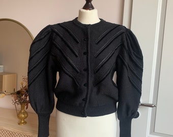 Trachtenstrickjacke mit Samtdetails