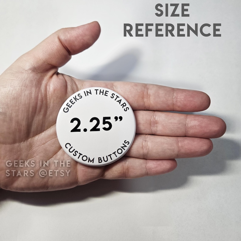 Peut inclure: Un bouton personnalis&eacute; blanc avec le texte "GEEKS IN THE STARS" et "CUSTOM BUTTONS" dans un design circulaire. Le bouton mesure 5,7 cm de diam&egrave;tre. Le texte "SIZE REFERENCE" est en haut. Le nom de la boutique Etsy est &eacute;galement visible.