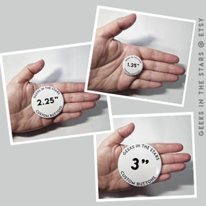 Peut inclure: Boutons personnalis&eacute;s blancs avec texte noir, avec le texte "GEEKS IN THE STARS" et "CUSTOM BUTTONS". Les boutons mesurent 3,18 cm, 5,72 cm et 7,62 cm de diam&egrave;tre. L'image est sur fond gris.