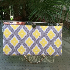 Cartera de marco grande
