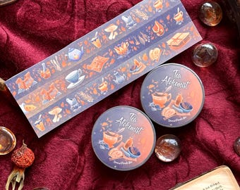 Könnte beinhalten: Ein rechteckiger Streifen Washi-Tape und zwei runde Metalldosen mit dunkelblau-orangem Farbverlauf, verziert mit Illustrationen von Teekannen, Tassen, Pilzen und Büchern. Der Text Tea Alchemist und Drend Pirate Bri ist deutlich zu sehen.