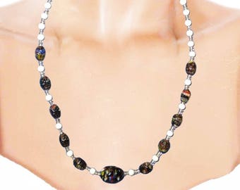 Collier ethnique en perles de verre noires et blanches