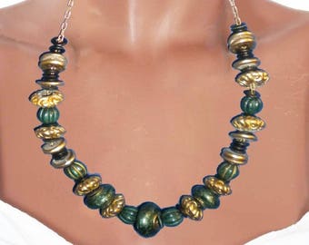 Collier ethnique en perles vertes et dorées