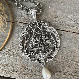 Vintage Avon Silver Tone  Scroll Medallion Pearl Pendant Necklace 1974