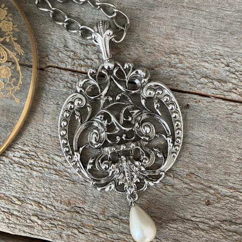 Vintage Avon Silver Tone  Scroll Medallion Pearl Pendant Necklace 1974
