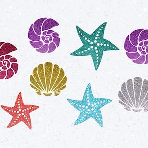 Könnte beinhalten: Glitzernde Illustrationen von Meeresmotiven, darunter Muscheln und Seesterne in Rot, Lila, Türkis, Gold und Silber. Die Designs sind vor einem weißen, gesprenkelten Hintergrund platziert, ideal für Küstendekorationen.