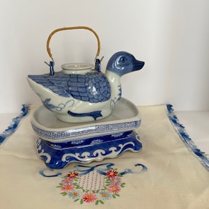 Teiera vintage a forma di anatra blu e bianca con manico in rattan e supporto per teiera blu e bianco; Set da tè vintage, Cina blu e bianca, teiera figurale
