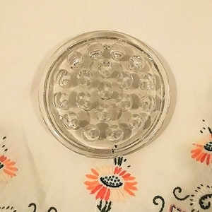 Vintage Klarglas runder Blumen-Frosch mit 19 Stiellöchern; Vintage Glass, Vintage Blumenfrosch, Klarglas Blumenfrosch, Neunzehn Loch