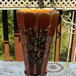 McCoy Sockel Vase mit Trauben-Motiv; Jahrgang McCoy Keramik, Jahrgang McCoy Vase, Vasen, Sockel Vase, Trauben-Design, goldbraun