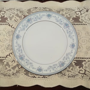 Talerz obiadowy Noritake Blue Hill Pattern - 12 dostępnych; Vintage Noritake, Noritake Blue Hill, talerz obiadowy 10 1/2 cala, 12 dostępnych