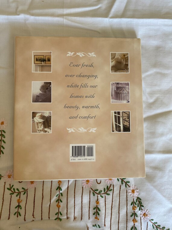 Victoria: at Home With White, Celebrating the Intimate Home