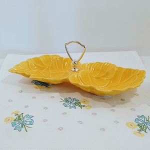Fab MCM Double Leaf Candy Dish en Sunny Yellow de California Potteries; PLATO de doble hoja MCM, plato de caramelo, plato de baratija, plato de exhibición