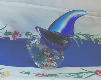 Vintage grote handgeblazen glazen zeilboot op de oceaangolven Presse-papier; Vintage kunstglas, vintage presse-papier, zeilboot presse-papier, glas