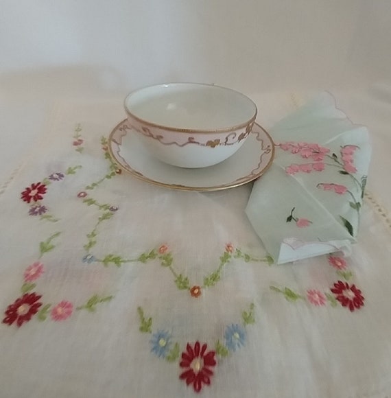 Ancien Service à Thé Ou Café Brodé Main - Set Vintage En Tissu - Point Conte