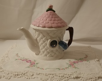 Stary figuralny czajniczek „Szalone drozdy” w ptaszarni, Teleflora; Stary figuralny czajniczek Teleflora, Stary figuralny czajniczek, „Szalone drozdy” w ptaszarni