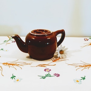 Vintage Hall China Company Round Personal Teapot met Tab Lid, Chocolate Brown; Vintage Hall China Co, Vintage Hall Theepot, Persoonlijke Theepot