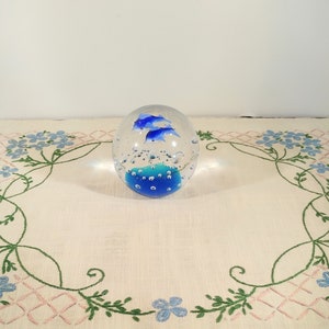 Blå delfiner som simmar i havet Liten konstglaspappersvikt; Vintage pappersvikt, glaspappersvikt, handblåst glas, konstglas