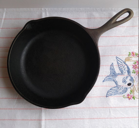 Vintage Lodge Cast Iron Skillet, 8 Inch Vintage Lodge, Vintage Cast Iron  Skillet, Vintage 8 Inch Skillet, Classic Lodge, Easy Pour Spout 