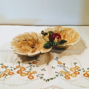 Mid Century Maurice Of California Double Leaf Dish con manzana aplicada; Vintage California Pottery, Maurice Pottery, Double Leaf Candy Dish