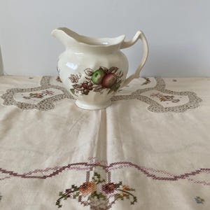 Brocca grande con motivo Harvest Time di Johnson Brothers; servizio da tavola inglese vintage, Johnson Bros, Harvest Time, decorazione a trasferimento multicolore