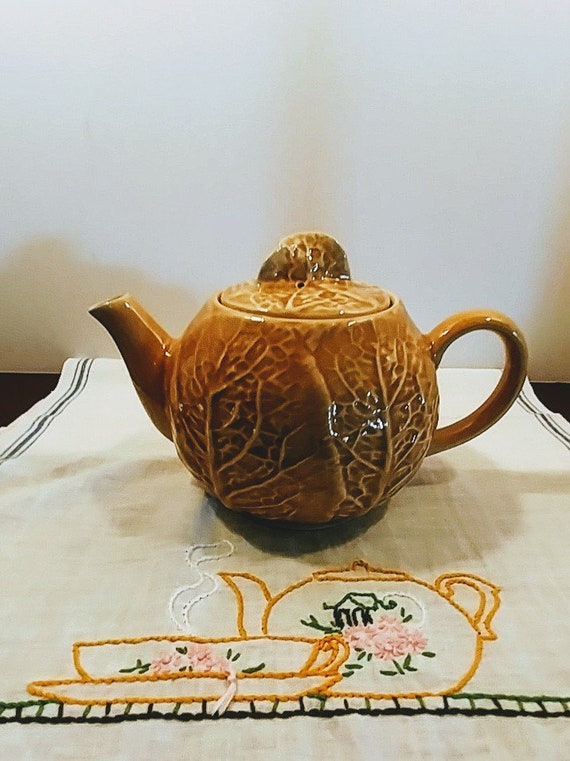 ポルトガル、Secla Pottery のキャベツの葉のフィギュア ティーポット