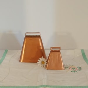 Vintage Cobre Color Metal Vaca Campanas - Conjunto de Dos; Campanas de vaca vintage, metal de color cobre, campanas de vaca de metal, conjunto de dos tamaños