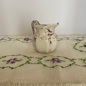 Wedgwood of Etruria & Barlaston kan met paarse glans; Vintage kan, vintage kan, wedgwood, paars glansglazuur, gemaakt in Engeland
