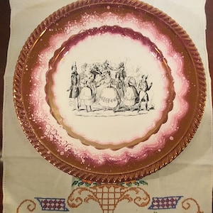 Könnte beinhalten: Ein antiker Keramikteller mit rosafarbenem und goldenem Rand. Die Mitte des Tellers zeigt eine Schwarzweißillustration einer Gruppe von Menschen in Kleidung aus dem 19. Jahrhundert.