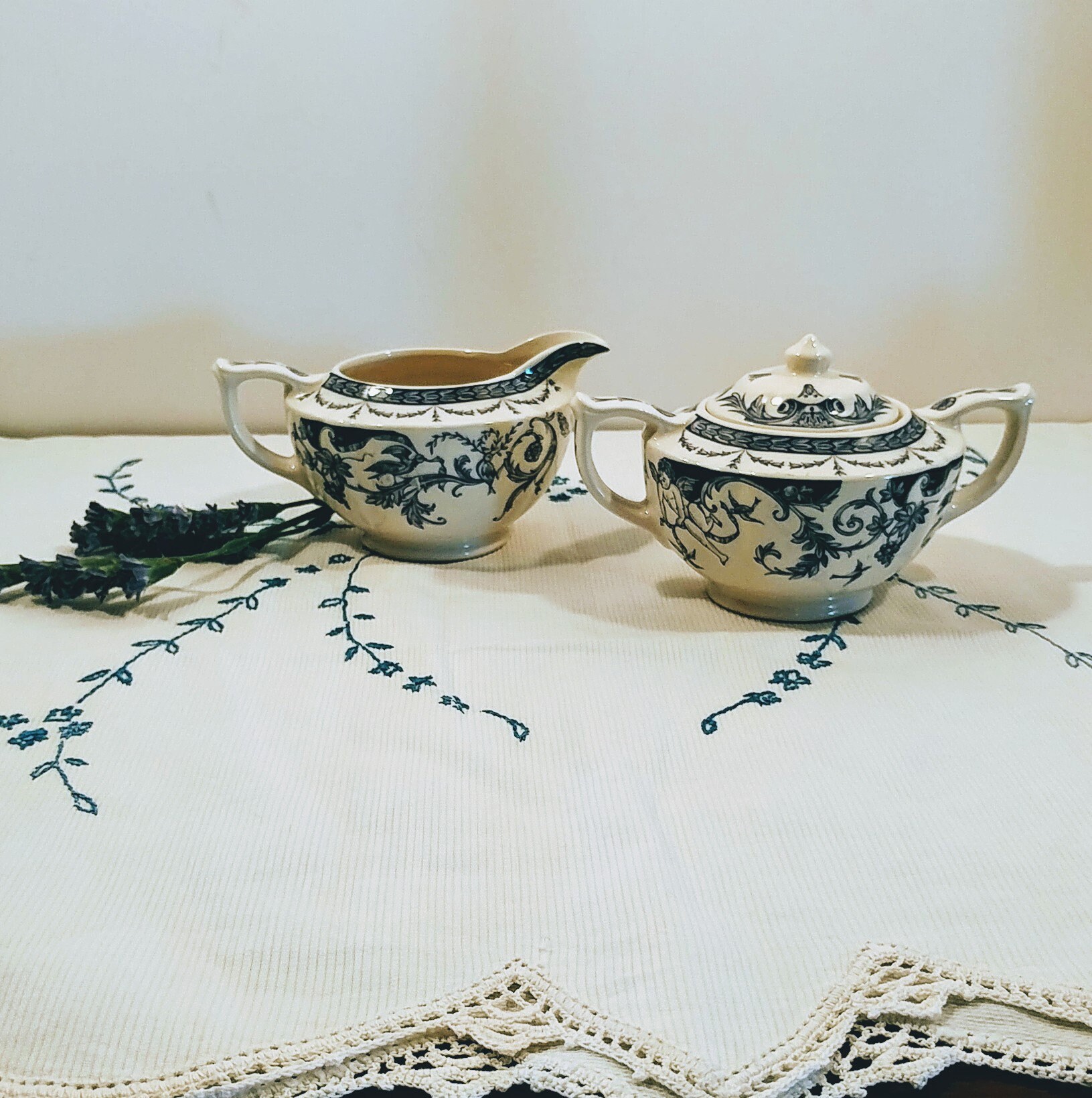 Queens China the Royal Palaces Blue and White Covered Sugar Queens China the Royal Palaces Blue and White Covered Sugar
