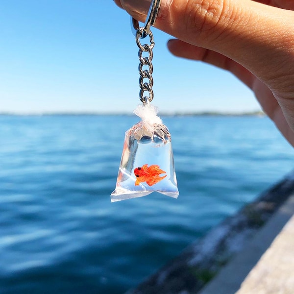 Portachiavi in resina a forma di pesce rosso Koi in borsa